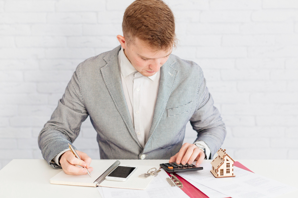 agente-bienes-raices-contando-trabajando Administrador de fincas