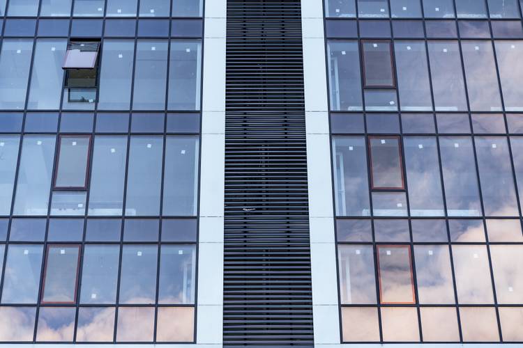 arquitectura-moderna-edificio-cristal-edificio-moderno-lineas-estructurales gestion de puertas y ventanas