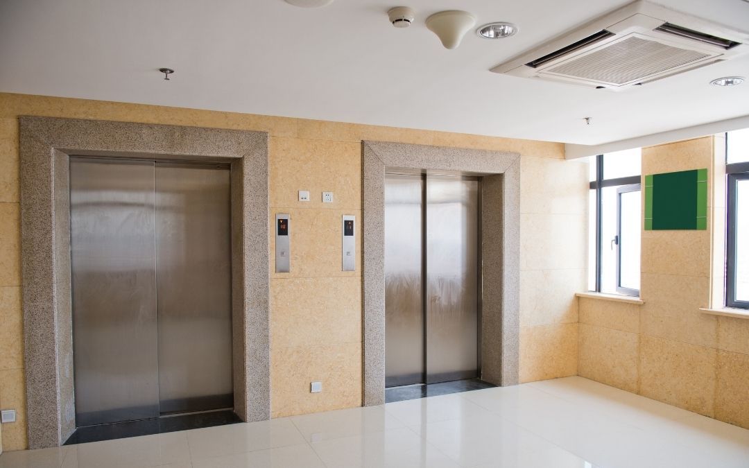 ¿Es obligatorio instalar un ascensor en una comunidad de propietarios?