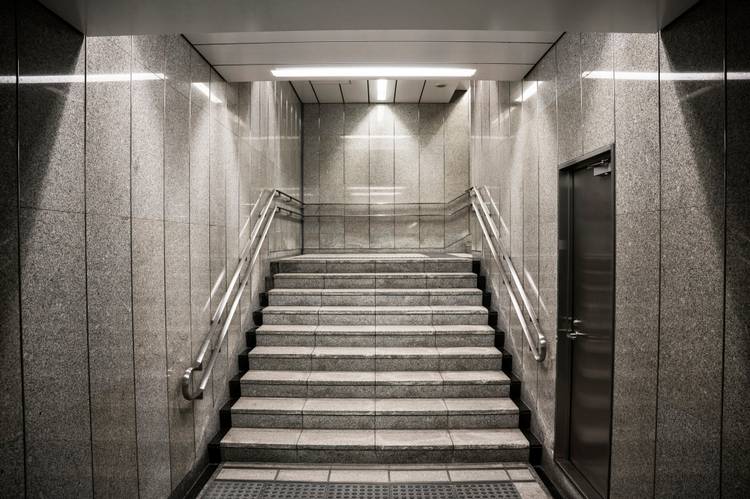 escaleras-edificio problemas de iluminación en las escaleras