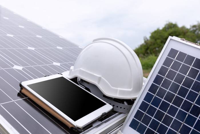 estacion-paneles-solares-fotovoltaicos-verifica-tableta