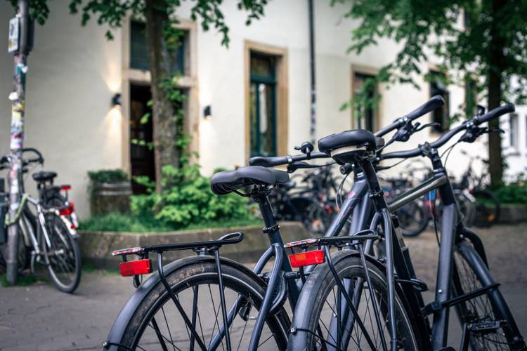 grupo-bicicletas-estacionamiento-fondo-borroso falta de espacio para bicicletas