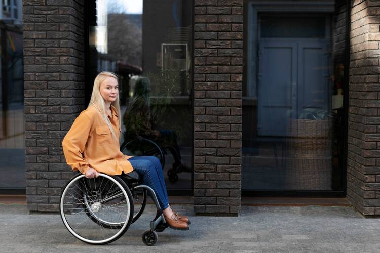 persona-discapacitada-silla-ruedas-calle problemas de accesibilidad