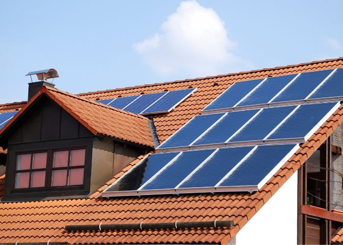 La dificultad para instalar placas solares en las comunidades de vecinos